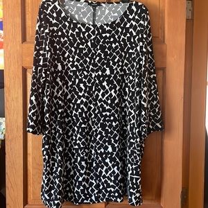 Women’s net size 2X blouse. Black and white geometric pattern.